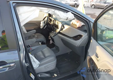 2015 Toyota Sienna Xle 8 Passenger z USA, uszkodzony, nr VIN 5TDYK3DC5FS639225